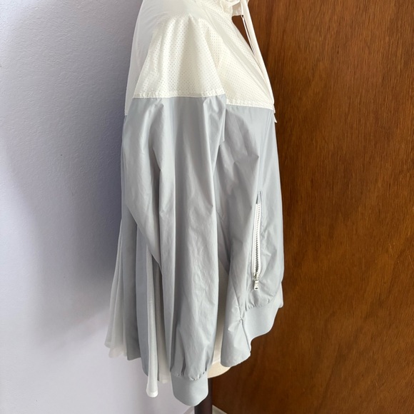 NIKE x SACAI sz M Gray White Pleated Back Windrunner Jacket 716917 Full Zip - Picture 11 of 16
